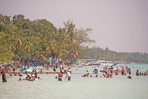 Personas disfrutan de la playa en Boca Chica (República Dominicana), en una fotografía de archivo. Personas disfrutan de la playa en Boca Chica (República Dominicana), en una fotografía de archivo.