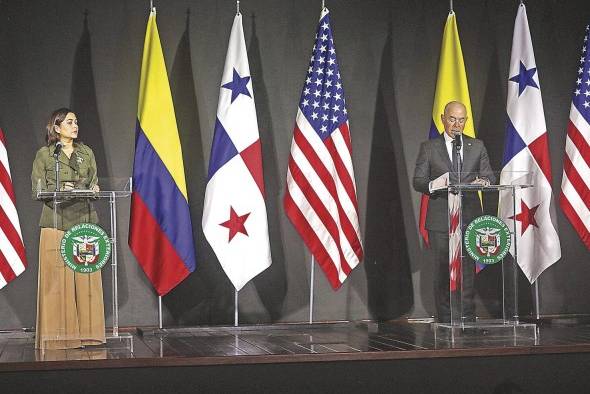 Janaina Tewaney, canciller de Panamá, y Alejandro Mayorkas, secretario de Seguridad Nacional de Estados Unidos durante la rueda de medios. Janaina Tewaney, canciller de Panamá, y Alejandro Mayorkas, secretario de Seguridad Nacional de Estados Unidos durante la rueda de medios.