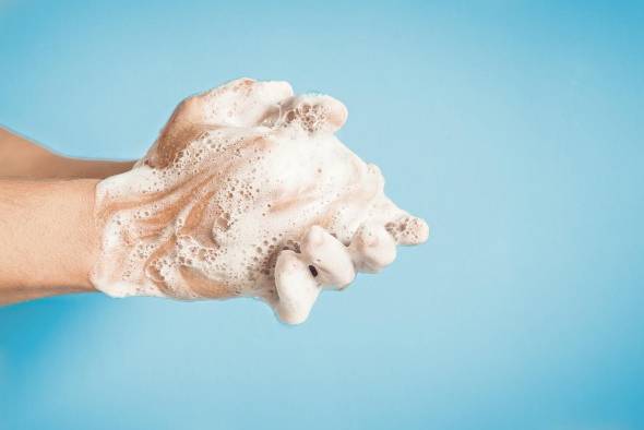 Lavarse las manos con jabón común y agua del grifo, frotando con intensidad cada área durante 20 segundos, previene el contagio del virus. Lavarse las manos con jabón común y agua del grifo, frotando con intensidad cada área durante 20 segundos, previene el contagio del virus.
