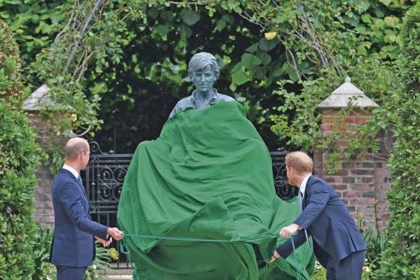 La esperada escultura, encargada y financiada por los príncipes, presidirá a partir de ahora el Jardín Hundido. La esperada escultura, encargada y financiada por los príncipes, presidirá a partir de ahora el Jardín Hundido.