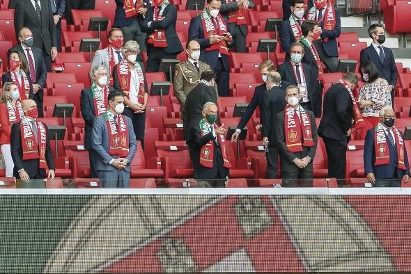 Aleksander Ceferin, presidente de la UEFA, aseguró hace más de dos años que su pretensión era que tan solo se presentase una candidatura europea. Con la retirada de la británica-irlandesa la de España y Portugal tiene vía libre, aunque el proceso en sí no ha comenzado. Aleksander Ceferin, presidente de la UEFA, aseguró hace más de dos años que su pretensión era que tan solo se presentase una candidatura europea. Con la retirada de la británica-irlandesa la de España y Portugal tiene vía libre, aunque el proceso en sí no ha comenzado.