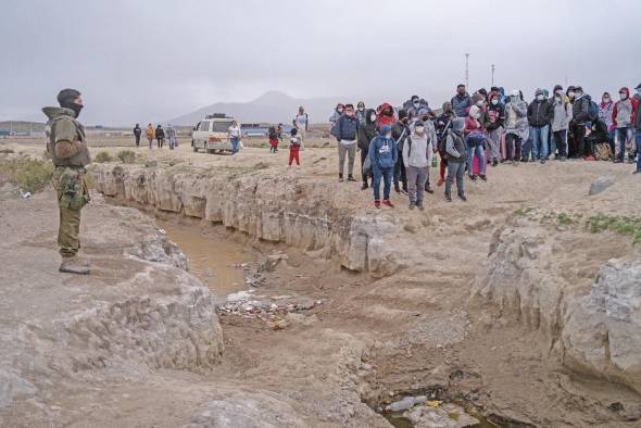 Un grupo de migrantes de nacionalidades chilena, boliviana y venezolana espera para cruzar de Bolivia a Chile, en una fotografía de archivo. Un grupo de migrantes de nacionalidades chilena, boliviana y venezolana espera para cruzar de Bolivia a Chile, en una fotografía de archivo.
