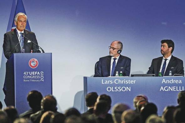 El presidente de la Federación de Fútbol italiana (FIGC), Gabriele Gravina (i) El presidente de la Federación de Fútbol italiana (FIGC), Gabriele Gravina (i)