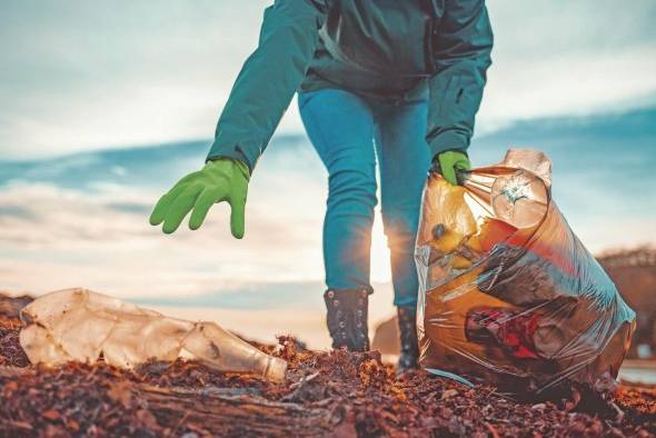 Cerca de la mitad de la población mundial está localizada a menos de 60 kilómetros de la costa, población que se ve afectada por sus propias actividades económicas e industriales, pues la contaminación causada por las actividades antropogénicas impacta en la salud de los ecosistemas. Cerca de la mitad de la población mundial está localizada a menos de 60 kilómetros de la costa, población que se ve afectada por sus propias actividades económicas e industriales, pues la contaminación causada por las actividades antropogénicas impacta en la salud de los ecosistemas.