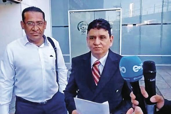 Heraclio Bustamante y su representante legal, José Antonio Monacada. xxxxx xxxx Heraclio Bustamante y su representante legal, José Antonio Monacada. xxxxx xxxx