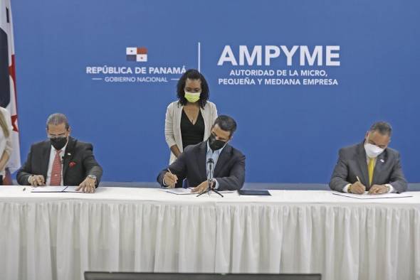 Los funcionarios del Miviot, Ampyme e Inadeh durante la firma del convenio que complementa el Plan Progreso. Los funcionarios del Miviot, Ampyme e Inadeh durante la firma del convenio que complementa el Plan Progreso.