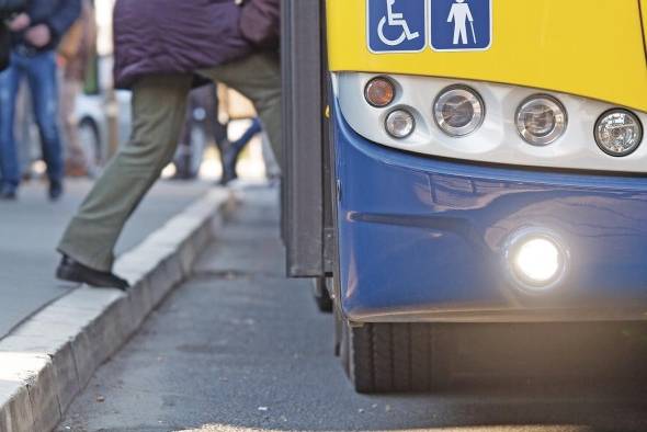 El transporte público reduce hasta un 30% las emisiones de dióxido de carbono. El transporte público reduce hasta un 30% las emisiones de dióxido de carbono.