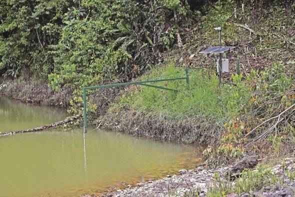 Mediante 25 sondas paramétricas se vigila la calidad del agua en tiempo real. Mediante 25 sondas paramétricas se vigila la calidad del agua en tiempo real.