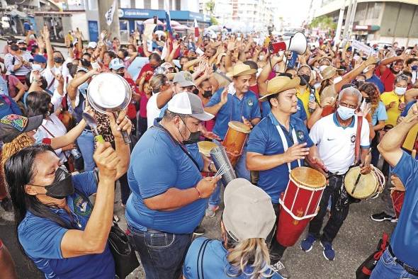 Docentes marcharon este martes hacia la plaza 5 de Mayo en protesta por el alto costo de la gasolina y de la canasta básica de alimentos. Docentes marcharon este martes hacia la plaza 5 de Mayo en protesta por el alto costo de la gasolina y de la canasta básica de alimentos.