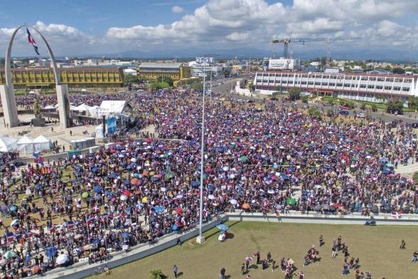 La ciudadanía se aglutinó en la Plaza de la Bandera. La ciudadanía se aglutinó en la Plaza de la Bandera.
