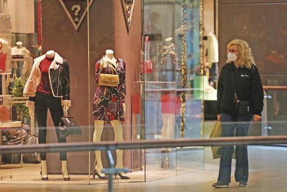 Una mujer observa la vitrina de una tienda de ropa en el mall Costanera Center, en Santiago (Chile) Una mujer observa la vitrina de una tienda de ropa en el mall Costanera Center, en Santiago (Chile)