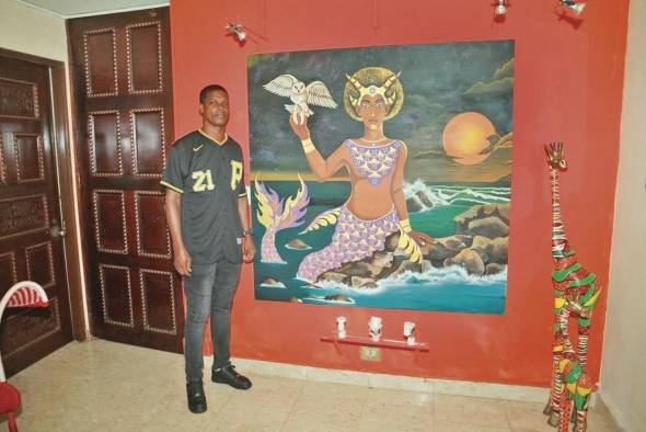 Virgilio Esquina De la Espada 'Titto' con su obra dedicada a Kianda Virgilio Esquina De la Espada 'Titto' con su obra dedicada a Kianda
