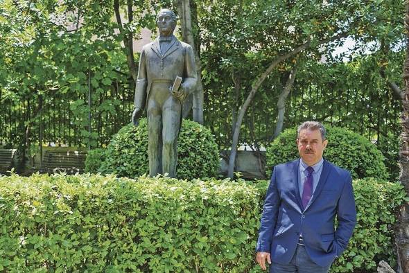 Francisco Javier Pérez es además lingüista, licenciado en letras, y máster y doctor en historia. Francisco Javier Pérez es además lingüista, licenciado en letras, y máster y doctor en historia.