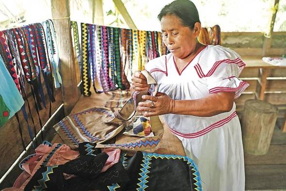 Emélida Smith Baker muestra sus artesanías Emélida Smith Baker muestra sus artesanías