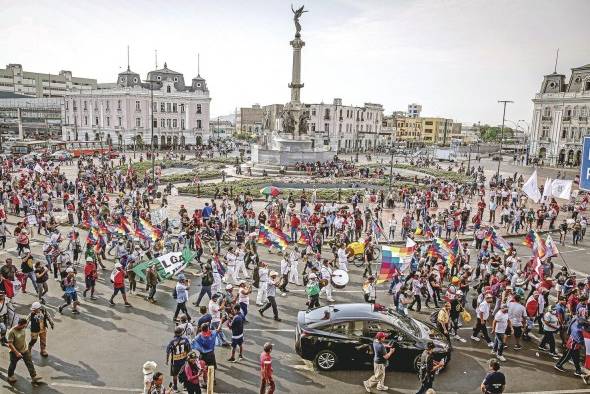 Cientos de personas participan en la gran huelga nacional en Lima. Cientos de personas participan en la gran huelga nacional en Lima.