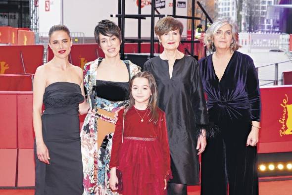 López Arnaiz, la directora Estíbaliz Urresola Solaguren, Sofía Otero, Itziar Lazkano, Ane Gabarain llegan al estreno de la película '20.000 especies de abejas'. López Arnaiz, la directora Estíbaliz Urresola Solaguren, Sofía Otero, Itziar Lazkano, Ane Gabarain llegan al estreno de la película '20.000 especies de abejas'.