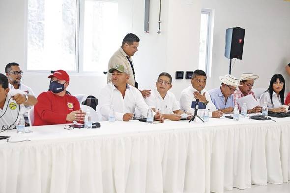 Representantes de las diferentes alianzas presentes en la mesa del diálogo. Representantes de las diferentes alianzas presentes en la mesa del diálogo.