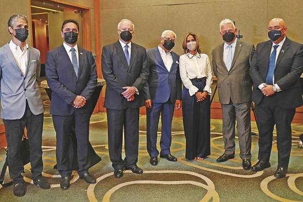 Antoine Cros, Raffoul Arab, Raúl Jiménez, Moisés Veliz, Denise Guillén, Juan Carlos Fernández y Carlos Conde Antoine Cros, Raffoul Arab, Raúl Jiménez, Moisés Veliz, Denise Guillén, Juan Carlos Fernández y Carlos Conde
