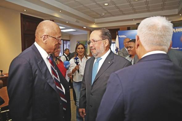 El ministro de Economía y Finanzas, Héctor Alexander, también estuvo en la conferencia de prensa donde se anunció la nueva capitalización. El ministro de Economía y Finanzas, Héctor Alexander, también estuvo en la conferencia de prensa donde se anunció la nueva capitalización.
