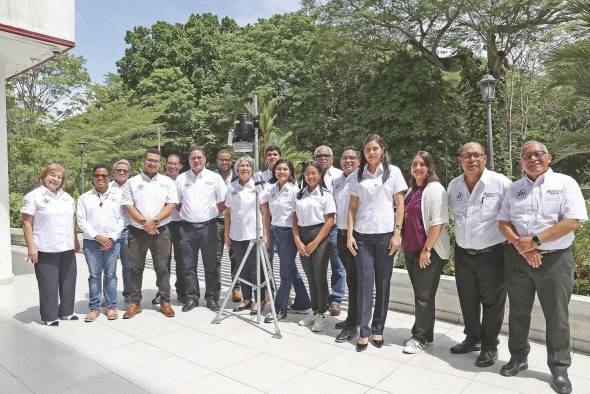 Equipo de investigadores y estación meteorológica con sensor. Equipo de investigadores y estación meteorológica con sensor.