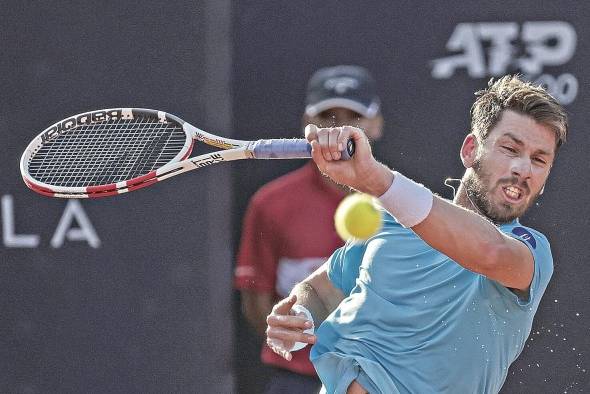 El tenista británico Cameron Norrie devuelve una pelota ante el boliviano Hugo Dellien, este 24 de febrero de 2023, durante un partido en el Abierto de Tenis de Río de Janeiro (Brasil) El tenista británico Cameron Norrie devuelve una pelota ante el boliviano Hugo Dellien, este 24 de febrero de 2023, durante un partido en el Abierto de Tenis de Río de Janeiro (Brasil)