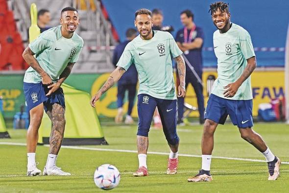 Los brasileños Gabriel Jesus, Neymar y Fred durante un entrenamiento. Los brasileños Gabriel Jesus, Neymar y Fred durante un entrenamiento.