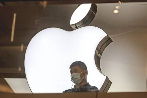 Imagen de archivo de un cliente en una tienda de Apple en Shanghái (China). Imagen de archivo de un cliente en una tienda de Apple en Shanghái (China).