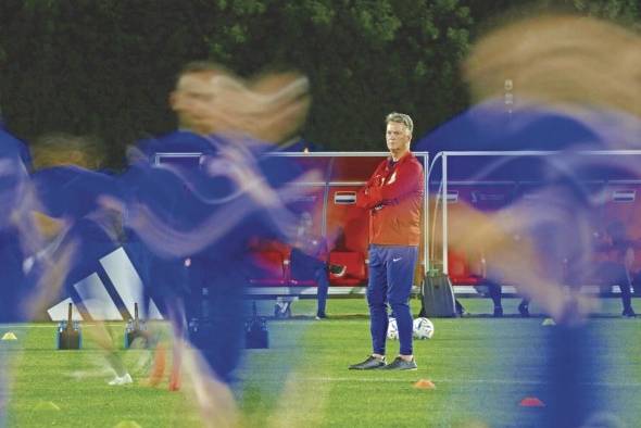 Luego de que Di María lo catalogara como el peor entrenador que había tenido en su carrera, el polémico neerlandés encendió la víspera del Argentina-Holanda diciendo: “Memphis también pensaba lo mismo y ahora nos besamos en la boca”. Luego de que Di María lo catalogara como el peor entrenador que había tenido en su carrera, el polémico neerlandés encendió la víspera del Argentina-Holanda diciendo: “Memphis también pensaba lo mismo y ahora nos besamos en la boca”.