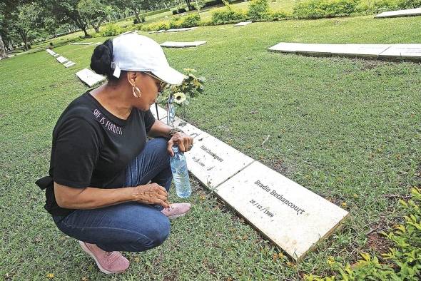 Una de las hijas de Braulio Bethancourt durante una inspección judicial en el cementerio Jardín de Paz. Una de las hijas de Braulio Bethancourt durante una inspección judicial en el cementerio Jardín de Paz.