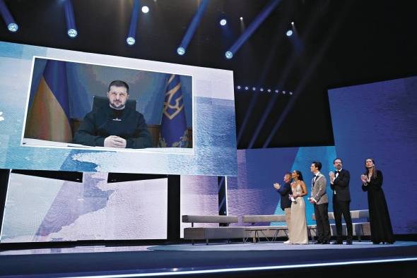 El presidente de Ucrania, Volodimir Zelenski, aparece en pantalla en la ceremonia de apertura del 73 Festival Internacional de Cine de Berlín 'Berlinale' en Berlín, Alemania. El presidente de Ucrania, Volodimir Zelenski, aparece en pantalla en la ceremonia de apertura del 73 Festival Internacional de Cine de Berlín 'Berlinale' en Berlín, Alemania.