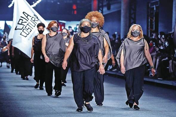 Costureras lucen las creaciones del proyecto 'Cria Costura' durante un desfile de la Semana de la Moda de Sao Paulo. Costureras lucen las creaciones del proyecto 'Cria Costura' durante un desfile de la Semana de la Moda de Sao Paulo.