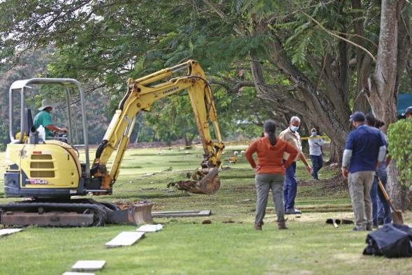 Trabajos de exhumación de restos óseos de víctimas de la invasión. Trabajos de exhumación de restos óseos de víctimas de la invasión.