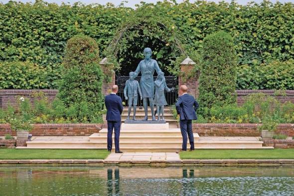 Los príncipes Guillermo y Enrique desvelan una estatua cerca del palacio de Kensington en honor a su madre, Diana de Gales, que ayer habría cumplido 60 años. Los príncipes Guillermo y Enrique desvelan una estatua cerca del palacio de Kensington en honor a su madre, Diana de Gales, que ayer habría cumplido 60 años.