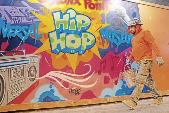 El Hiphop es un estilo y todo un movimiento musical nacido en El Bronx. El Hiphop es un estilo y todo un movimiento musical nacido en El Bronx.
