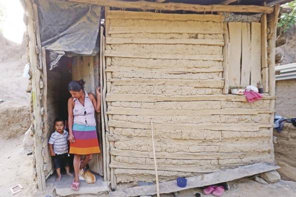 En Centroamérica, con cerca de 48,5 millones de habitantes, más de la mitad vive en situación de pobreza. En Centroamérica, con cerca de 48,5 millones de habitantes, más de la mitad vive en situación de pobreza.