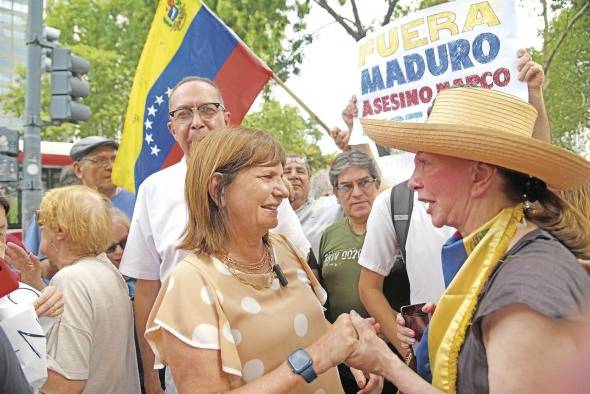 Patricia Bullrich (c), una de las candidatas a presidente del frente opositor Juntos por el Cambio Patricia Bullrich (c), una de las candidatas a presidente del frente opositor Juntos por el Cambio