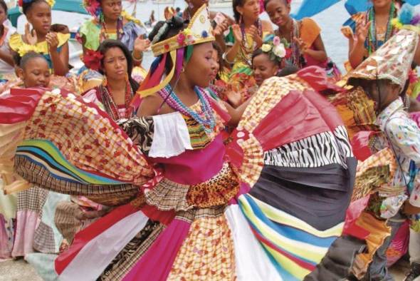 La danza congo forma parte del folclore colonense. La danza congo forma parte del folclore colonense.