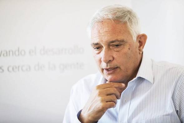 El presidente ejecutivo de Fonplata-Banco de Desarrollo, Juan Notaro, habla en entrevista con 'EFE' ayer en Montevideo. El presidente ejecutivo de Fonplata-Banco de Desarrollo, Juan Notaro, habla en entrevista con 'EFE' ayer en Montevideo.