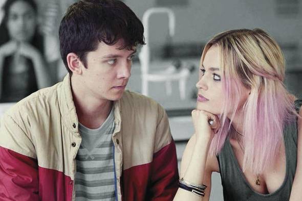 Otis y Maeve, llevan a cabo una 'clínica sexual' en su escuela. Otis y Maeve, llevan a cabo una 'clínica sexual' en su escuela.
