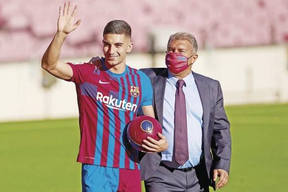 El delantero español Ferrán Torres, junto al presidente del Club, Joan Laporta, durante la presentación como nuevo jugador del Barcelona. El delantero español Ferrán Torres, junto al presidente del Club, Joan Laporta, durante la presentación como nuevo jugador del Barcelona.