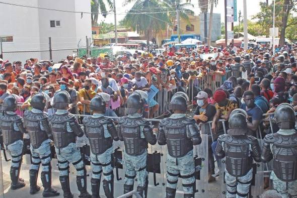 Migrantes protestaron ayer en las oficinas de las oficinas del Instituto Nacional de Migración (INM) Tapachula. Migrantes protestaron ayer en las oficinas de las oficinas del Instituto Nacional de Migración (INM) Tapachula.