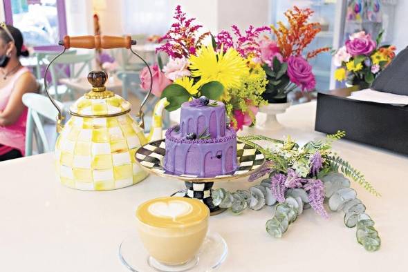 Nada como un delicioso cake acompañado de café o té Nada como un delicioso cake acompañado de café o té
