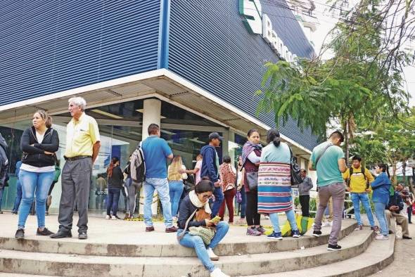 Personas se manifiestan frente a una sucursal del banco Fassil. Personas se manifiestan frente a una sucursal del banco Fassil.