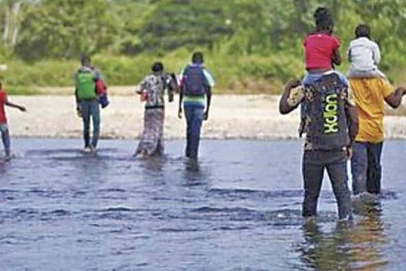 Foto de archivo de migrantes en áreas comarcales de Guna Yala Foto de archivo de migrantes en áreas comarcales de Guna Yala