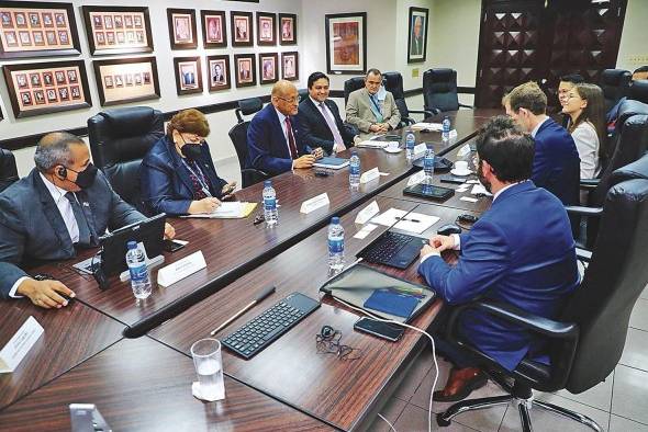 Misión del FMI se reunió con el ministro Héctor Alexander y el equipo del Ministerio de Economía y Finanzas. Misión del FMI se reunió con el ministro Héctor Alexander y el equipo del Ministerio de Economía y Finanzas.