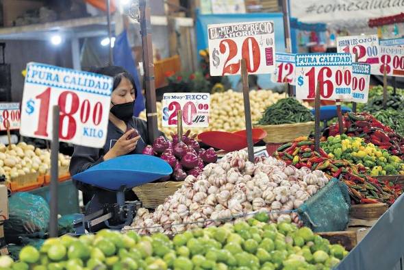 Una mujer vende verdurasen un mercado de Ciudad de México, en una imagen de archivo. Una mujer vende verdurasen un mercado de Ciudad de México, en una imagen de archivo.