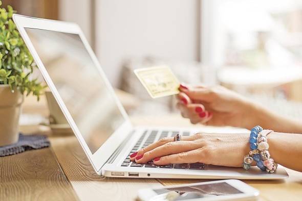 Miles de usuarios en línea han popularizado la marca mostrando sus compras de $500 o más. Miles de usuarios en línea han popularizado la marca mostrando sus compras de $500 o más.