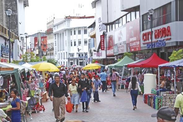 En Panamá los trabajadores cobran la tercera partida del décimo tercer mes y también de reparten los ahorros navideños. En Panamá los trabajadores cobran la tercera partida del décimo tercer mes y también de reparten los ahorros navideños.
