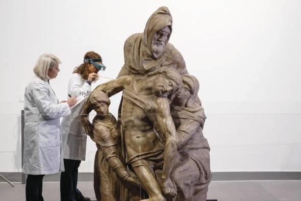 Miguel Ángel anciano, llegando a sus ochenta años, entre 1547 y 1555, realizaba la última Piedad. Miguel Ángel anciano, llegando a sus ochenta años, entre 1547 y 1555, realizaba la última Piedad.