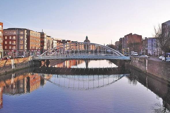Irlanda es uno de los países recomendados para estudiar una carrera universitaria. Irlanda es uno de los países recomendados para estudiar una carrera universitaria.